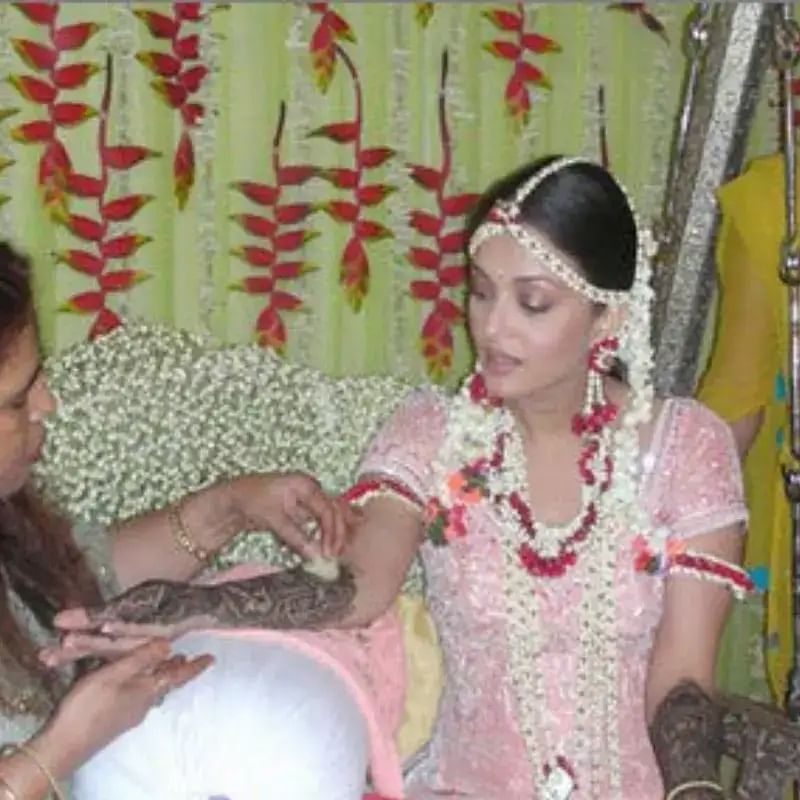 ऐश्वर्याच्या मेहंदी सोहळ्याची देखील तुफान चर्चा झाली. ऐश्वर्याच्या हाताला आणि पायाला देखील सुंदर मेहेंदी काढण्यात आली होती. आजही ऐश्वर्याच्या मेहेंदीची डिझाईन कॉपी केली जाते.