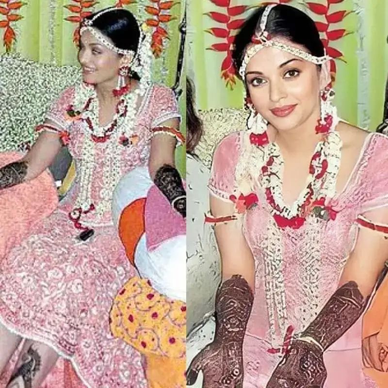 मेहंदी फंक्शनमध्ये ऐश्वर्या रायने बेबी पिंक रंगाचा लेहेंगा घातला होता ज्यामध्ये ती खूप सुंदर दिसत होती. हळदी फंक्शनमध्ये अनेकदा घालल्या जाणाऱ्या लेहेंग्यासोबत ऐश्वर्याने फुलांचे दागिनेही घातले होते.