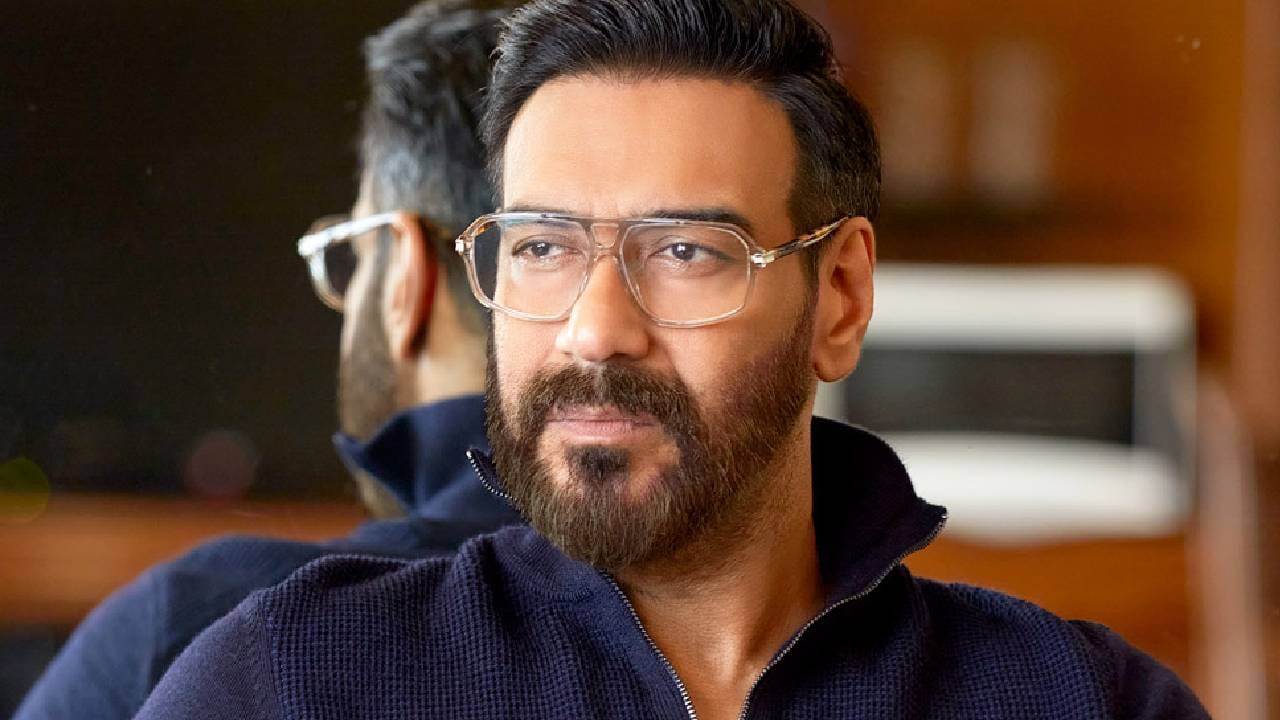 अजय देवगण   बॉलिवूडच्या सिंघम अजय देवगणचे हे खरं नाव नाही तर त्याच मूळ नाव हे विशाल वीरू देवगण आहे. चित्रपटांमध्ये येण्यापूर्वी त्याने आपले नाव बदलून अजय केले होते आणि आता तो याच नावाने ओळखला जातो. यानंतर अजय देवगणने आपल्या नावाचं स्पेलिंगही बदललं.