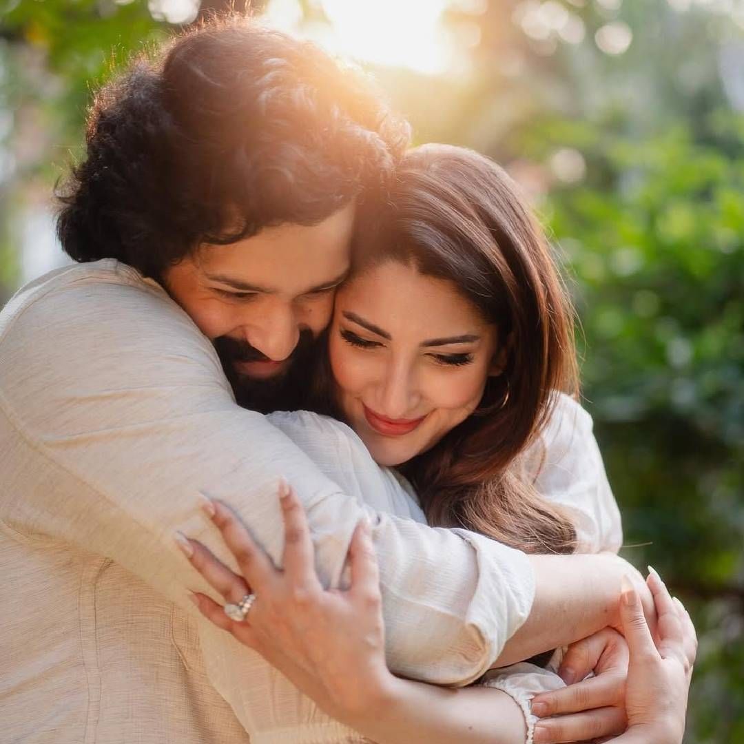 साऊथ सुपरस्टार नागार्जुन यांचा छोटा मुलगा अखिल अक्किनेनी याने नुकतीच लग्नगाठ बांधली आहे. गर्लफ्रेंड झैनाब रावदजी हिच्यासोबत त्याने आयुष्याच्या नव्या प्रवासाची सुरुवात केली आहे. गेल्या वर्षी नोव्हेंबर महिन्यात या दोघांचा साखरपुडा पार पडला होता. 
