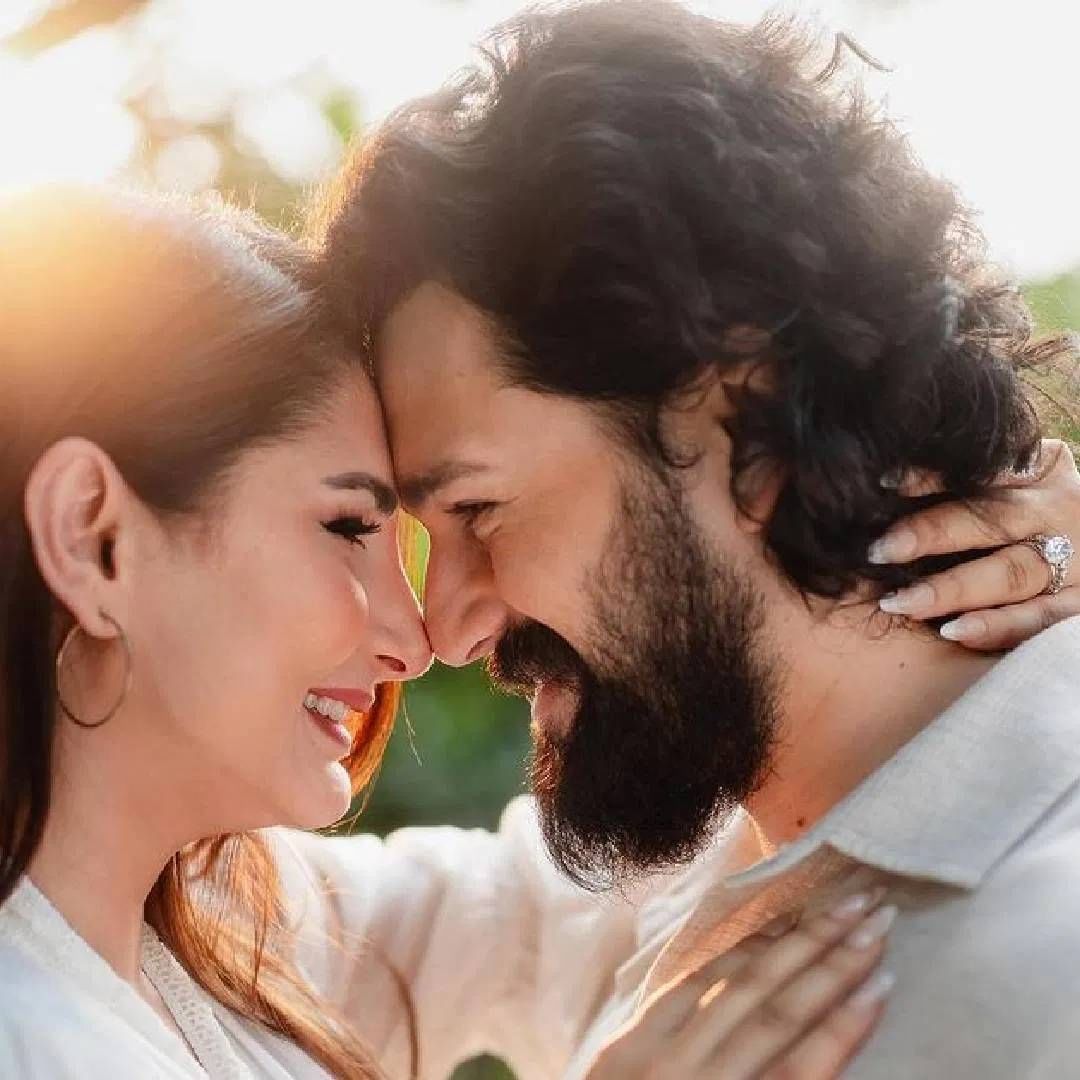 अखिल आणि झैनाब गेल्या तीन वर्षांपासून एकमेकांना डेट करत होते. 26 नोव्हेंबर 2024 रोजी या दोघांनी साखरपुडा केला. आता हिंदू विवाहपद्धतीनुसार या दोघांनी कुटुंबीय आणि मित्रमैत्रिणींच्या उपस्थितीत धूमधडाक्यात लग्न केलंय. 
