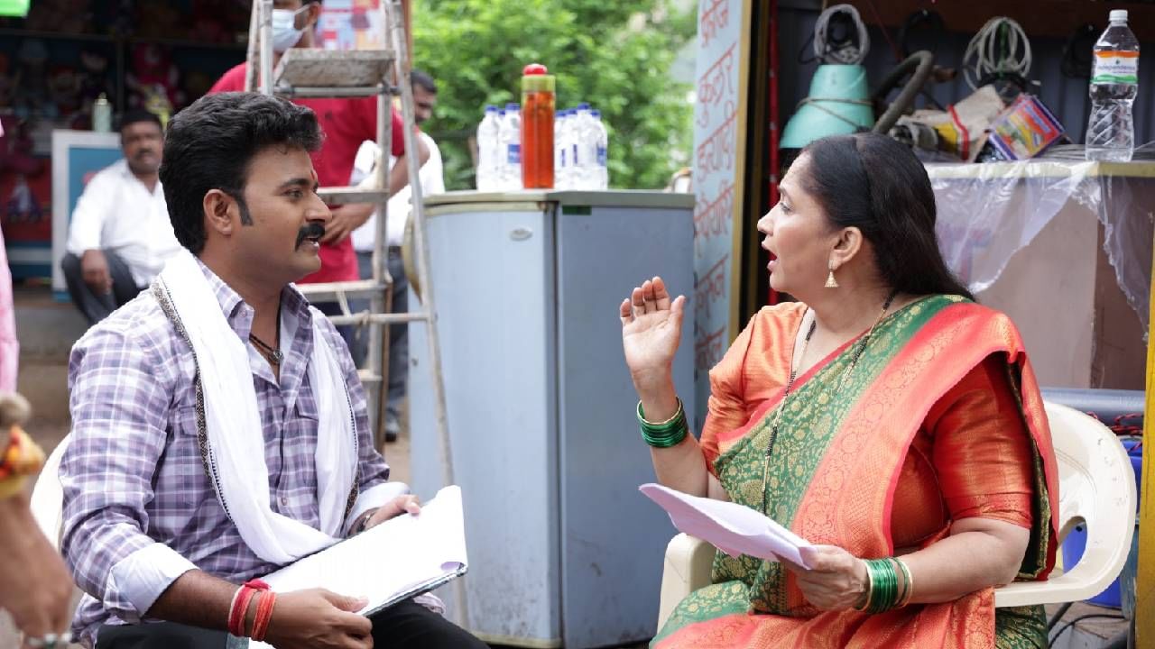 अलका त्याला विचारतात, "ते वर्ल्ड फेमस गोपाळराव टेलर तुम्हीच का?" यावर गोपाळ आश्चर्याने म्हणतो "अलका ताई, आमच्या गरीबाच्या दुकानावर?"