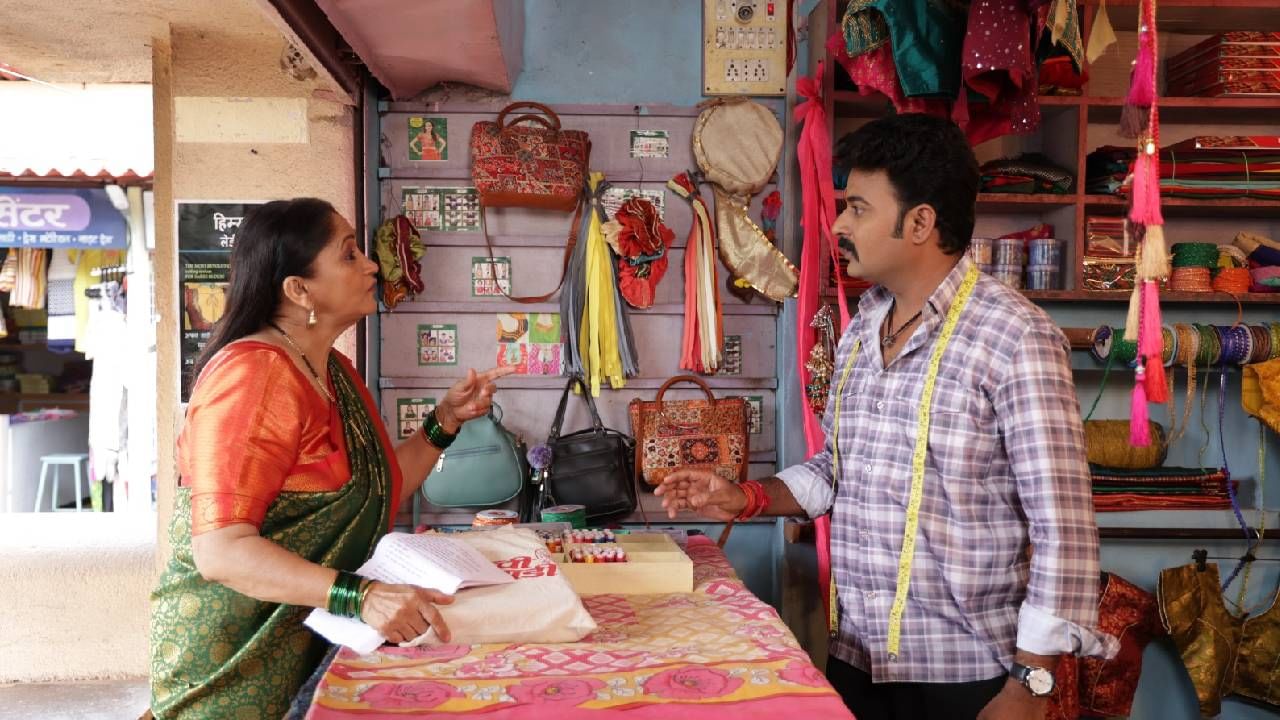 या मालिकेतील हिंमतरावच्या टेलर शॉपचं उद्घाटन करण्यासाठी नुकतीच अभिनेत्री सई ताम्हणकर पोहोचली होती. आता अजून एका सुप्रसिद्ध अभिनेत्रीचा प्रोमो प्रदर्शित झाला आहे. या प्रोमोने प्रेक्षकांचं लक्ष वेधलंय.