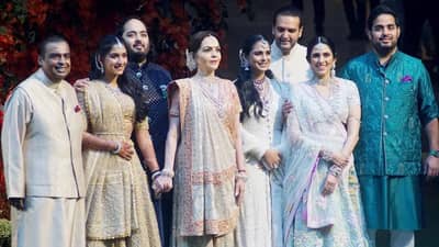 200 कोटींचे बाजूबंद अन् 400 कोटींचा हार, अंबानी कुटुंबातील दागिन्यांची किंमत पाहून व्हाल थक्क!