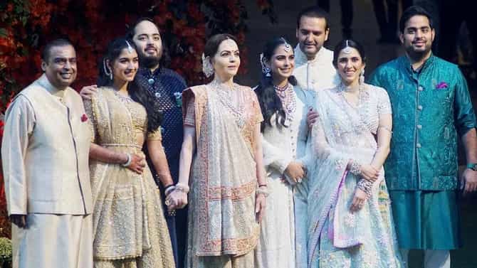 200 कोटींचे बाजूबंद अन् 400 कोटींचा हार, अंबानी कुटुंबातील दागिन्यांची किंमत पाहून व्हाल थक्क!