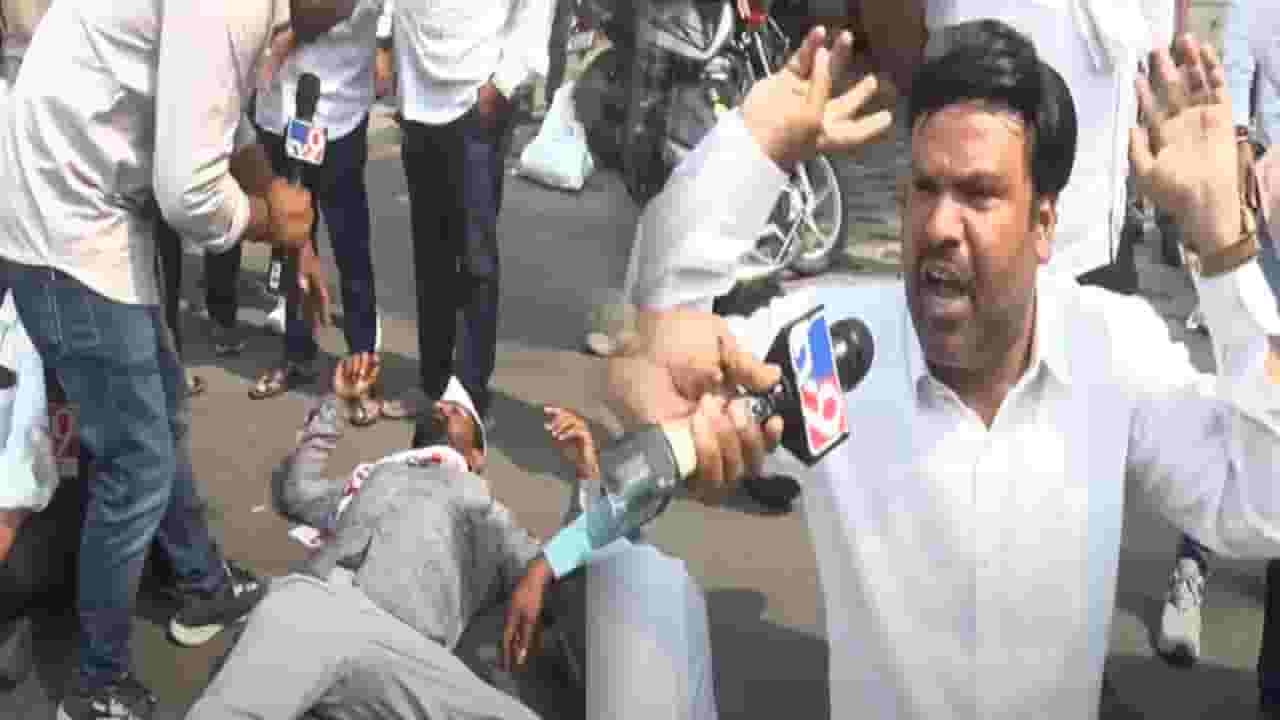 Bacchu Kadu Protest : बच्चू कडूंच्या अन्नत्यागाचा चौथा दिवस, कार्यकर्ते आक्रमक अन् उतरले रस्त्यावर, मागण्या काय? Bacchu Kadu Protest : बच्चू कडूंच्या अन्नत्यागाचा चौथा दिवस, कार्यकर्ते आक्रमक अन् उतरले रस्त्यावर, मागण्या काय?