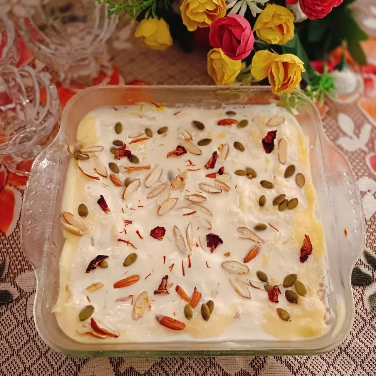 बकरी ईदच्या निमित्ताने तुम्ही पाहुण्यांना अरेबियन पुडिंग खायला घालू शकता. हे बनवण्यासाठी, सर्वप्रथम दुधात कस्टर्ड पावडर घालून मिश्रण तयार करा. यानंतर एका ट्रेमध्ये व्हाईट ब्रेडवर क्रीम लावून थर तयार करा. यानंतर कस्टर्ड मिश्रण ब्रेडवर घाला. याचे २ थर तयार करा आणि त्यावर ड्रायफ्रूट्स आणि फळे घालून सजवा.