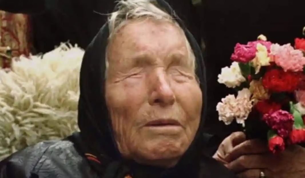 या राशींना देखील लाभदायक -  सिंह रास या लकी राशीत समाविष्ट आहे. या राशीच्या लोकांनाही साल २०२५  लकी राहणार आहे. वर्षाची सुरुवात थोडी भावनिक चढ उतार पाहायला मिळणार आहे. त्यानंतर तुमचा आत्मविश्वास वाढून तुम्ही जे कार्य हाती घ्याल त्यात यश मिळणार आहे. 