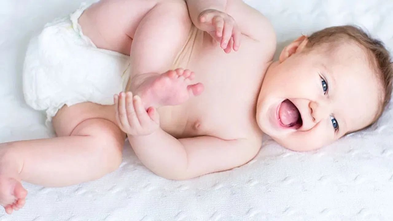 नवीन सुती कापड कठीण आणि खडबडीत असते. ते दोन किंवा तीन वेळा धुतल्यानंतरच मऊ होते आणि बाळाच्या त्वचेसाठी चांगले असते. म्हणून बाळाला जुने सुती कपडे घालणे चांगले.