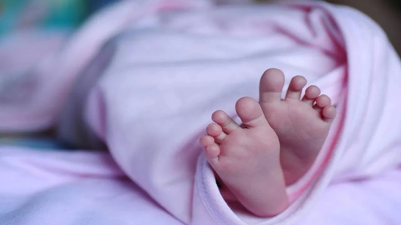 विकसित देशांमध्ये महिला उशिरा आई होण्याचा निर्णय घेतात. पण काही आर्थिकदृष्ट्या मागासलेल्या देशांमध्ये, महिला लहान वयातच आई होतात. आता पाहूया, जगातील कोणत्या देशात महिला सर्वात कमी वयात आई होतात?