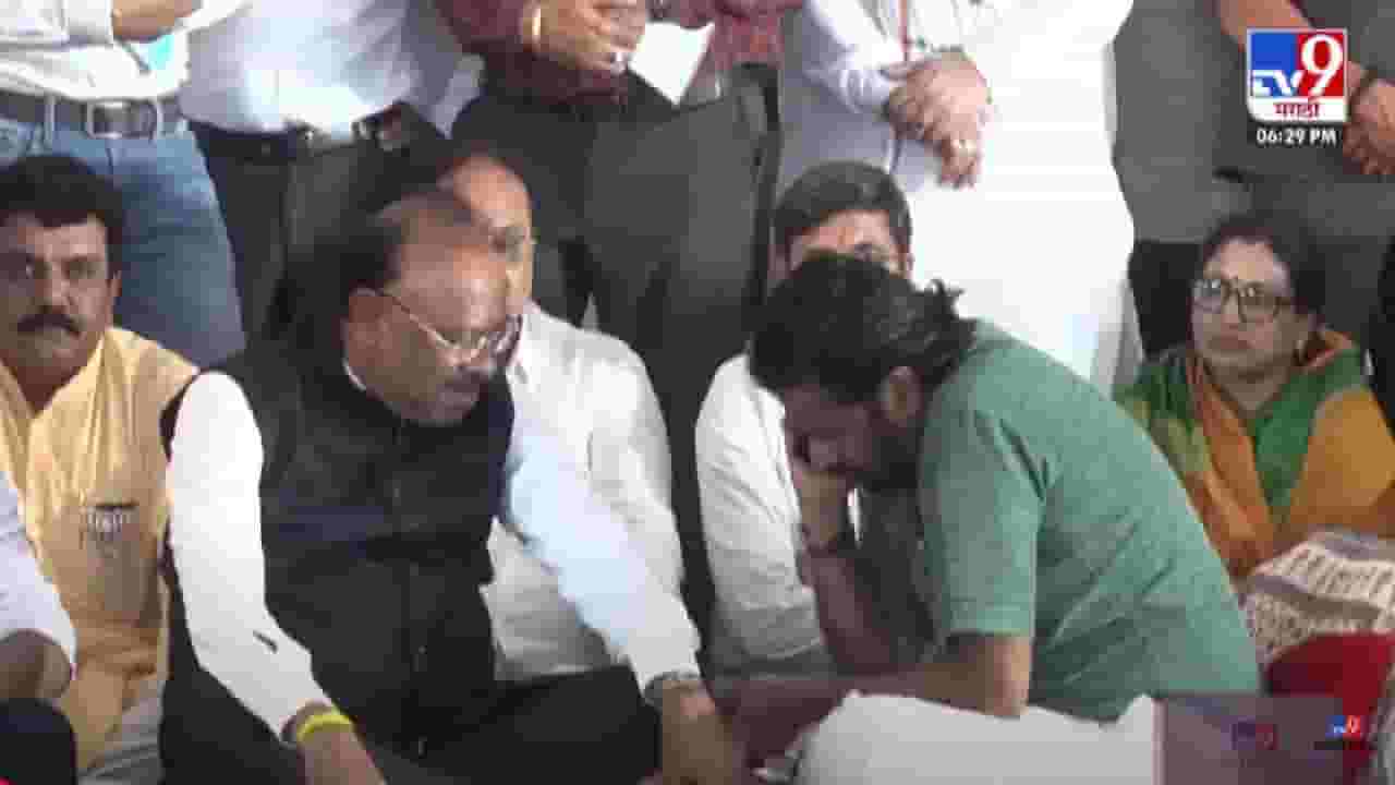 Bachchu Kadu : बावनकुळेंनी घेतली बच्चू कडूंची भेट तर फोनवरून फडणवीसांचं मोठं आश्वासन, म्हणाले तातडीने... Bachchu Kadu : बावनकुळेंनी घेतली बच्चू कडूंची भेट तर फोनवरून फडणवीसांचं मोठं आश्वासन, म्हणाले तातडीने...