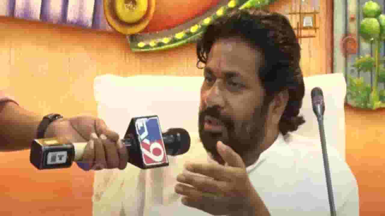 Bachchu Kadu : नंगानाच सुरू... उपाशी माणसासमोर पुरणपोळी खाऊन मजा, लाज वाटली पाहिजे; बच्चू कडूंचा संताप कोणावर? Bachchu Kadu : नंगानाच सुरू... उपाशी माणसासमोर पुरणपोळी खाऊन मजा, लाज वाटली पाहिजे; बच्चू कडूंचा संताप कोणावर?