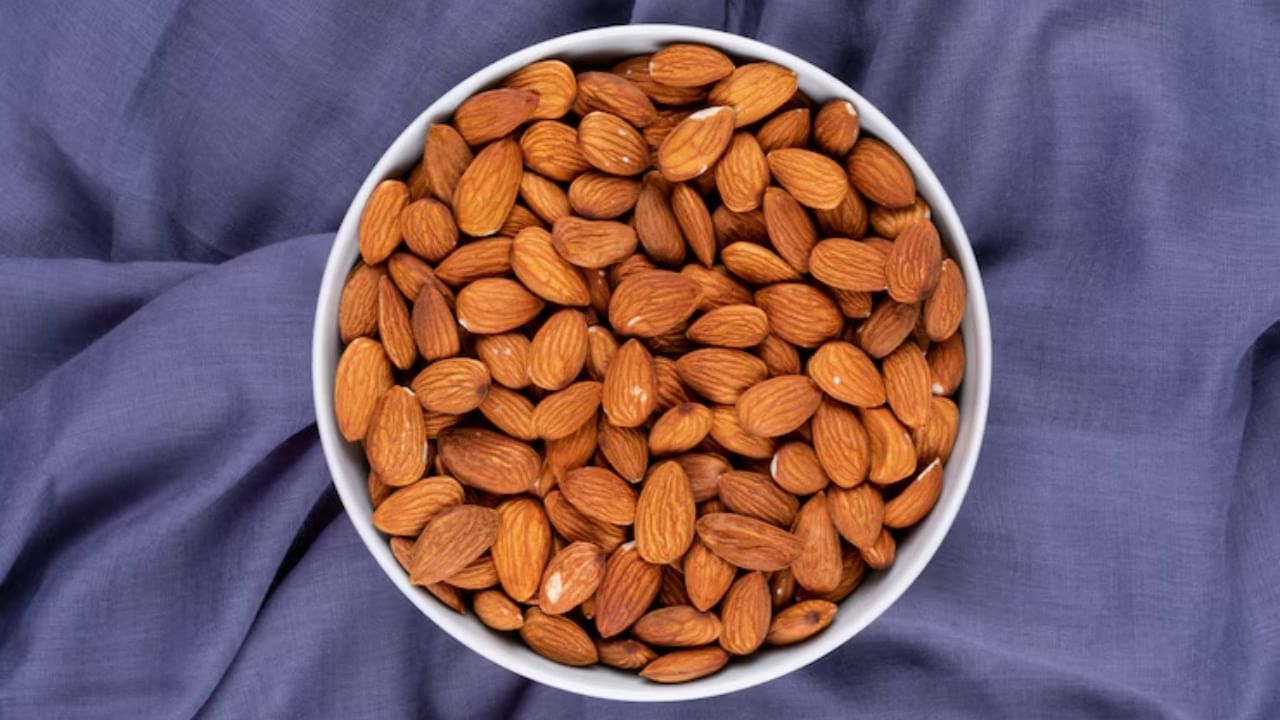 बदामाला 'ब्रेन फूड' असेही म्हटले जाते. यात असलेले रायबोफ्लेविन (Riboflavin) आणि एल-कॅर्निटाइन (L-Carnitine) मेंदूची कार्यक्षमता वाढवतात. स्मरणशक्ती तल्लख करतात.