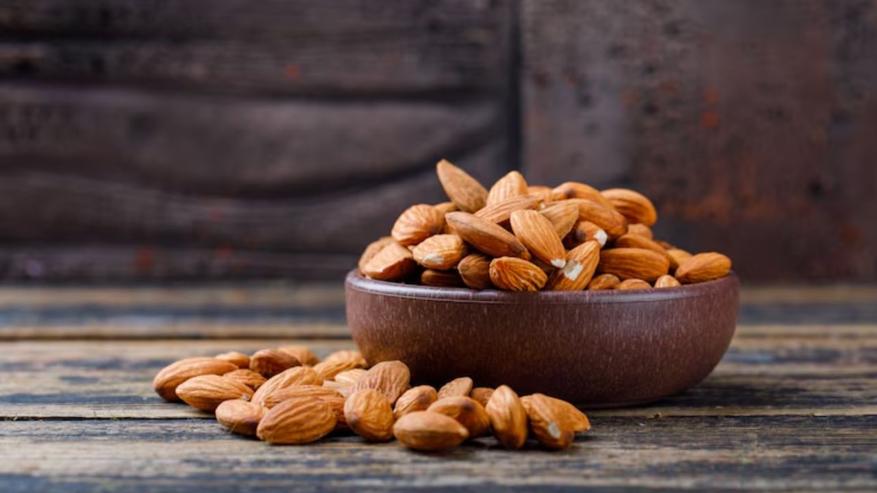 बदामामध्ये निरोगी फॅट्स आणि अँटीऑक्सिडंट्स असतात, जे कोलेस्ट्रॉल कमी करण्यास मदत करतात. यामुळे हृदयाच्या रक्तवाहिन्या स्वच्छ होतात आणि हृदयविकाराचा झटका आणि स्ट्रोकचा धोका कमी होतो.