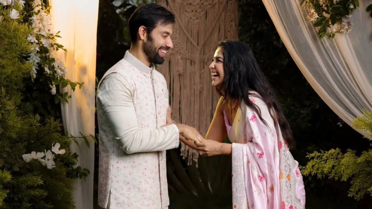 अभिनेत्रीने कॅप्शनमध्ये लिहिले - "त्याने विचारलं... मी हसलं, रडलं आणि नंतर ओरडले - माझ्या आयुष्यातील सर्वात सोपा हो! मी पूर्णपणे फिल्मी आहे - पार्श्वसंगीत, स्लो मोशन, फ्लोइंग मस्कारा, सर्वकाही." यासोबतच तिने #Engaged आणि #Rokafied सारखे हॅशटॅग लिहित अभिनेत्रीने साखरपुड्याची घोषणा केली आहे.