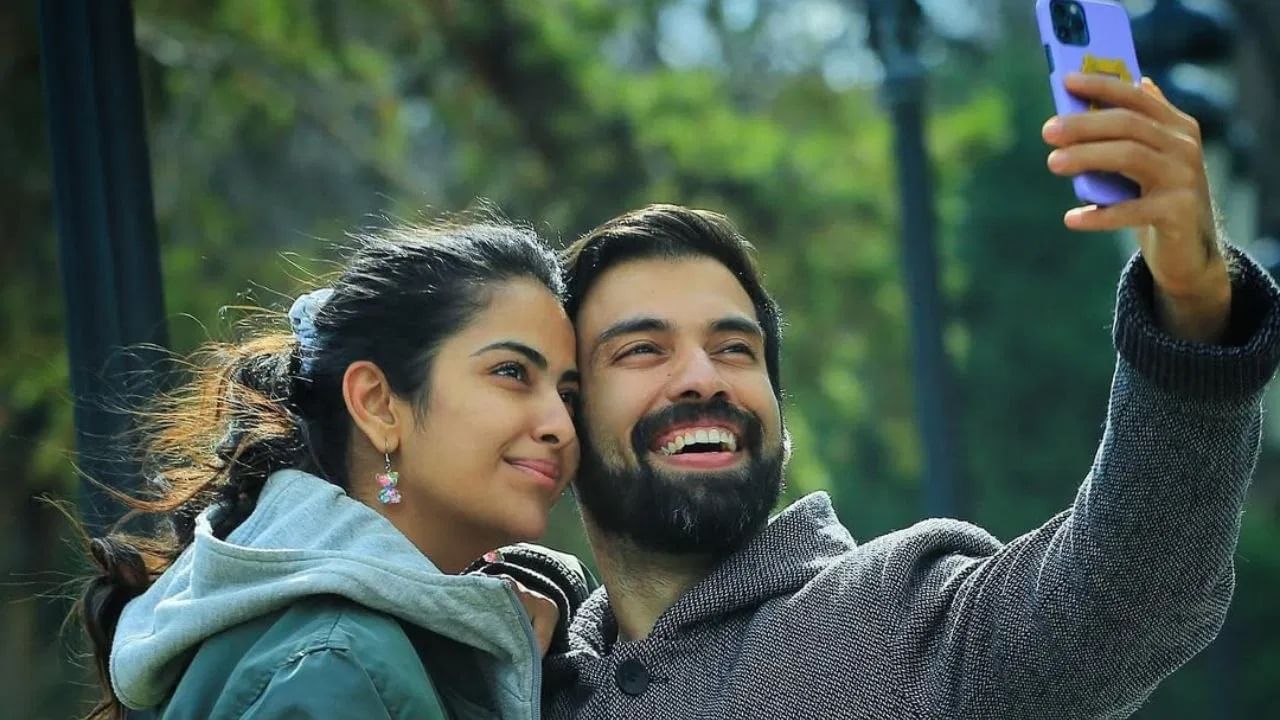 अविका आणि मिलिंद यांच्या साखरपुड्याचे फोटो चाहत्यांना खूप आवडले आहेत. फोटोंमध्ये अविका पेस्टल गुलाबी रंगाच्या साडीत खूपच सुंदर दिसत आहे, तर मिलिंदने मॅचिंग कुर्ता घातला आहे. 