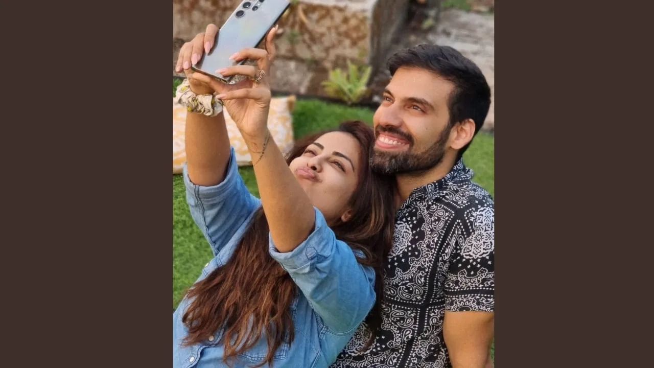  गेल्या अनेक वर्षांपासून अविका आणि मिलिंद एकमेकांना डेट करत आहेत. अखेर दोघांचा साखरपुडा झाला असून लग्न कधी करणार अद्याप सांगितलेलं नाही.