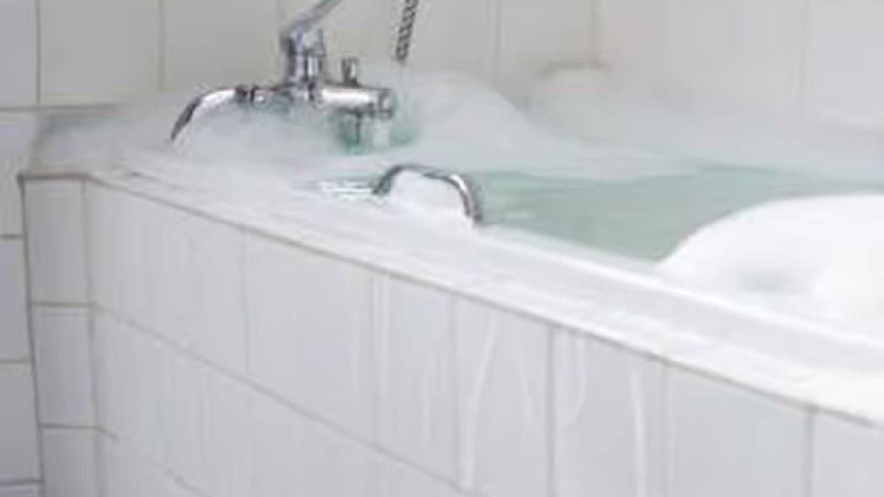 जे लोक बाथरुम आणि किचनमध्ये स्वच्छतेची विशेष काळजी घेत नाहीत, त्यांच्या कुंडलीत ग्रह दोष आपली जागा निर्माण करतो.