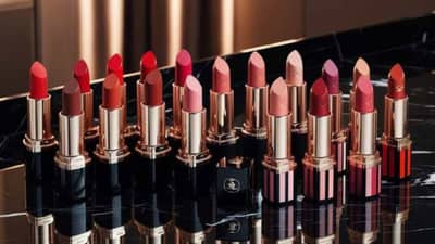 ऑफिसला जाताना क्लासी लूककरिता या लिपस्टिक शेड्सचा करा वापर
