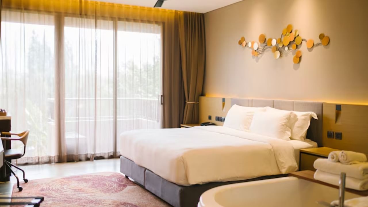 झोपताना आपल्या पलंगाखाली किंवा उशीखाली काही विशिष्ट वस्तू ठेवल्यास त्याचा थेट परिणाम आपल्या आर्थिक स्थितीवर होऊ शकतो, असे वास्तुतज्ज्ञांचे म्हणणे आहे.