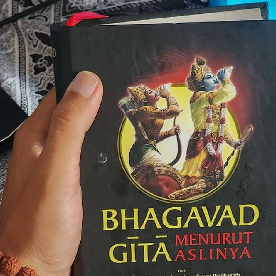 "जर तुम्ही तुमचं कर्तव्य बजावलं नसेल तर स्वप्नात येणाऱ्या व्यक्तीचं नाव घ्या आणि काहीतरी दान करा. तुम्ही जे दान कराल त्याचं फळ थेट तुमच्या मृत नातेवाईकांना जाईल. तुमच्या इच्छेनुसार आणि कुवतीनुसार तुम्ही ऋषी-मुनींना जेवण देऊ शकता किंवा श्रीमद भागवत कथेचं पठण करू शकता किंवा त्यांच्या नावाने कीर्तन करू शकता. हे सर्व केल्यास त्यांचं नक्की मंगल होईल, मग ते कोणत्याही योनीमध्ये असो", असे उपाय त्यांनी सांगितले. 
