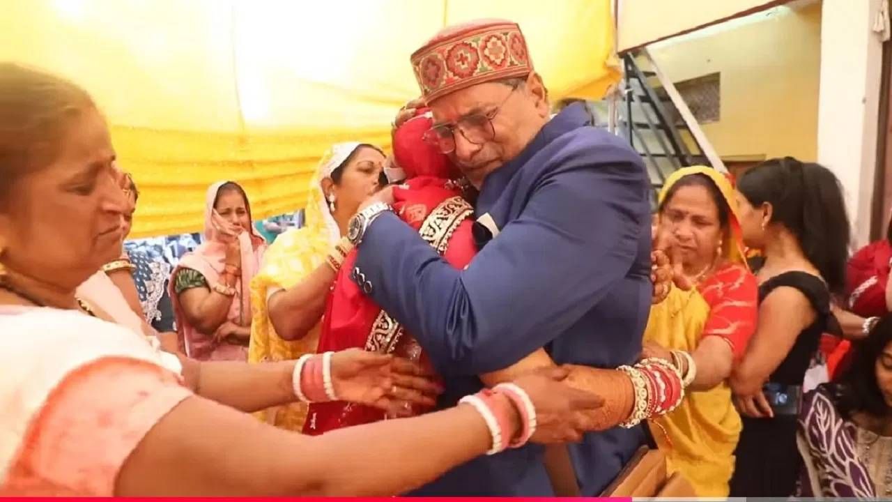 लग्नाचे विधी झाल्यानंतर सोनम माहेरहून सासरी जाण्यासाठी निघते. त्यावेळी सोनम इतर सामान्य मुलींप्रमाणे कुटुंबातील सदस्यांना मिठी मारुन रडली होता. 