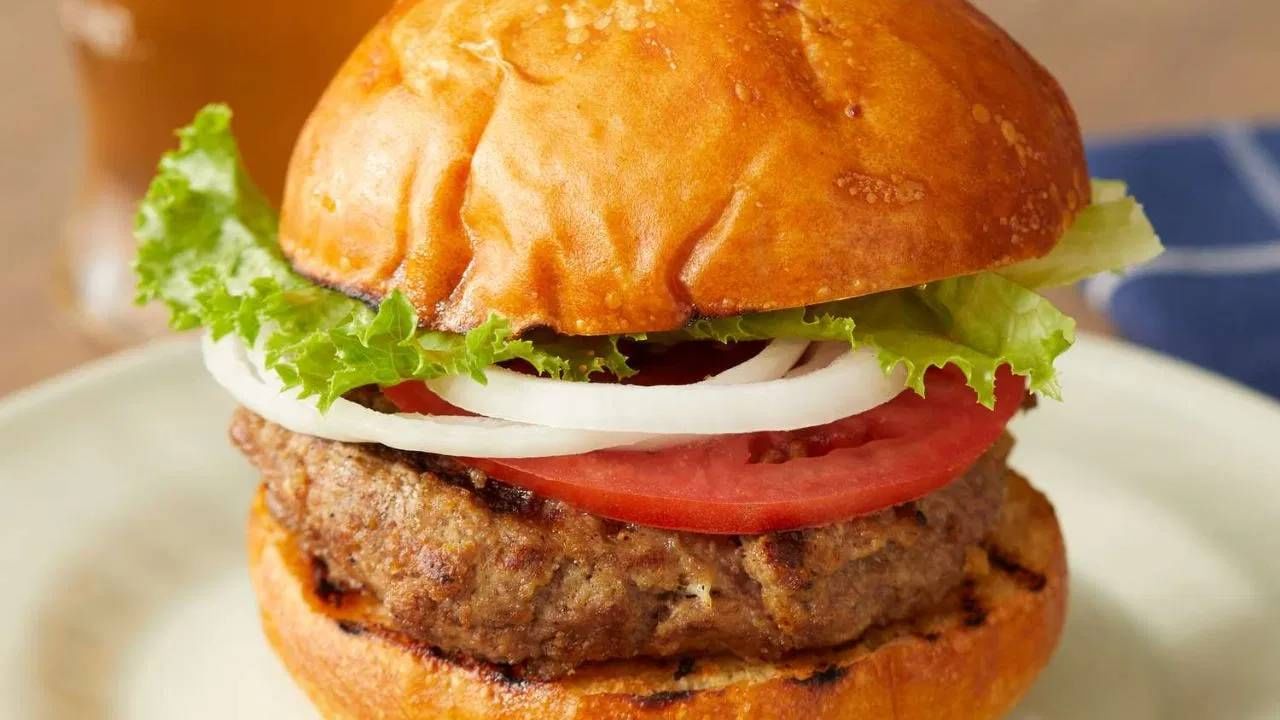 सँडविचपासून ते बर्गरपर्यंत सर्व पदार्थांची चव वाढवण्यासाठी लेट्यूसचा वापर केला जातो. तो फ्रीजरमध्ये ठेवणे टाळावे. त्यात पाण्याचे प्रमाण जास्त असल्याने ते गोठू शकते. असा लेट्यूस डिशमध्ये वापरल्यास त्याची चव खराब होऊ शकते.