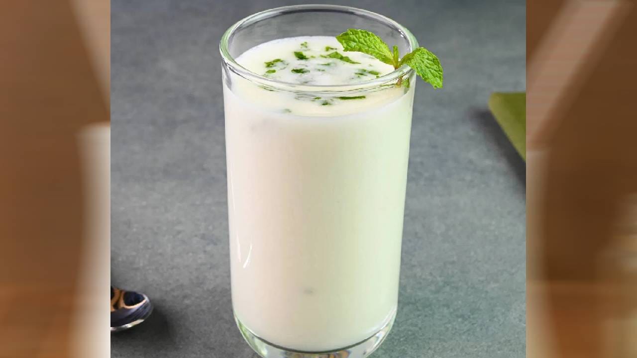 ताक हे कॅल्शियम, प्रथिने आणि व्हिटॅमिन बी12 सारख्या पोषक तत्वांचा चांगला स्रोत आहे. तसेच ते एक प्रोबायोटिक आहे. म्हणून, ताक पिणं हे आतड्यांचे आरोग्य राखण्यासाठी आणि निरोगी राहण्यासाठी अनेक प्रकारे फायदेशीर आहे. तज्ञांकडून त्याचे फायदे आणि किती प्रमाणात प्यावे हे जाणून घेऊया.