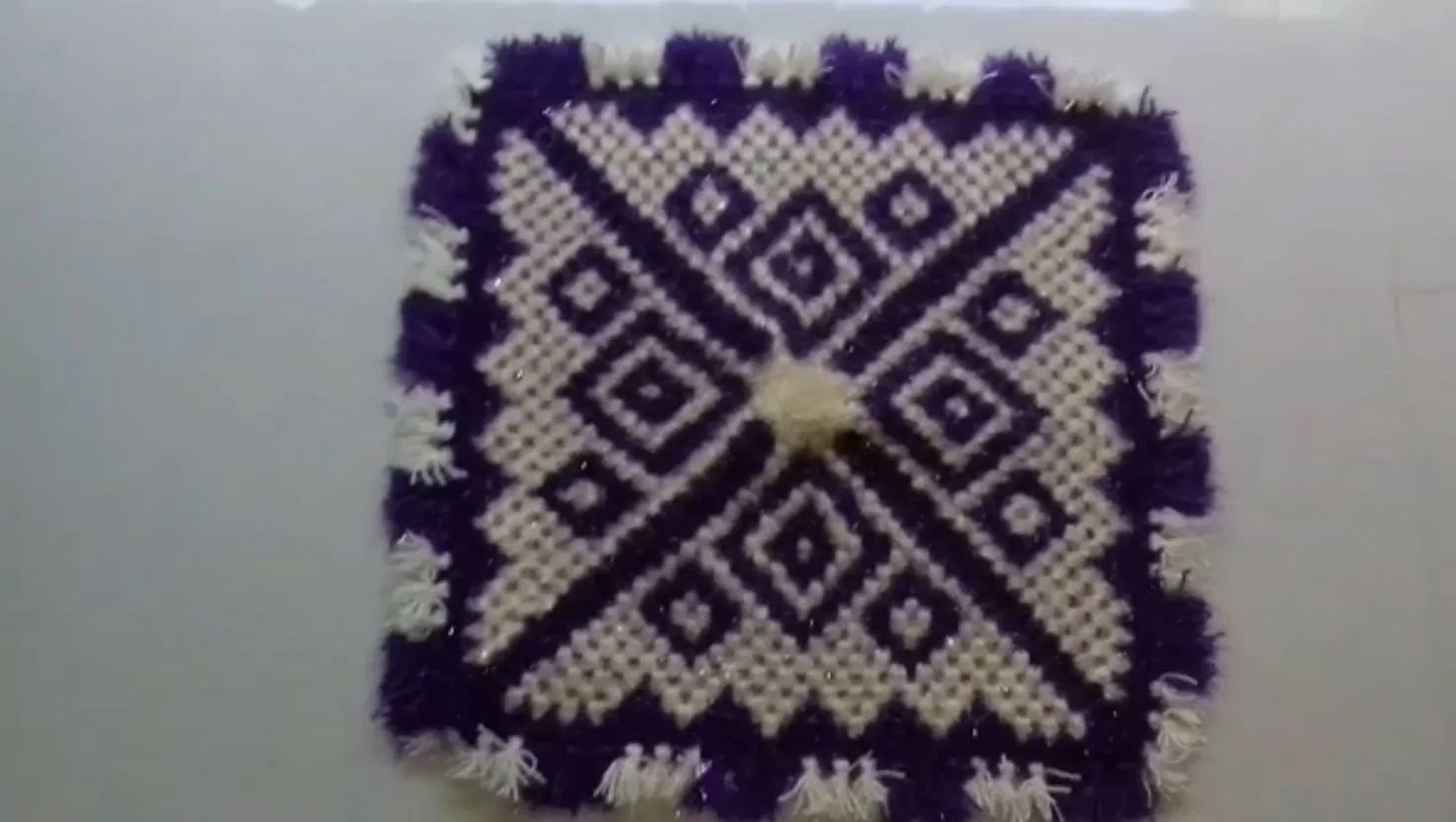 वास्तुशास्त्रानुसार, तुम्ही कोणालाही न सांगता मंदिरात एक आसन दान करावे. जेव्हा तुम्ही हे दान करता तेव्हा बरेच लोक त्या आसनावर बसून पूजा करतात. असे केल्याने, तुम्हाला त्या व्यक्तीच्या पूजेचा काही फायदा देखील मिळतो.