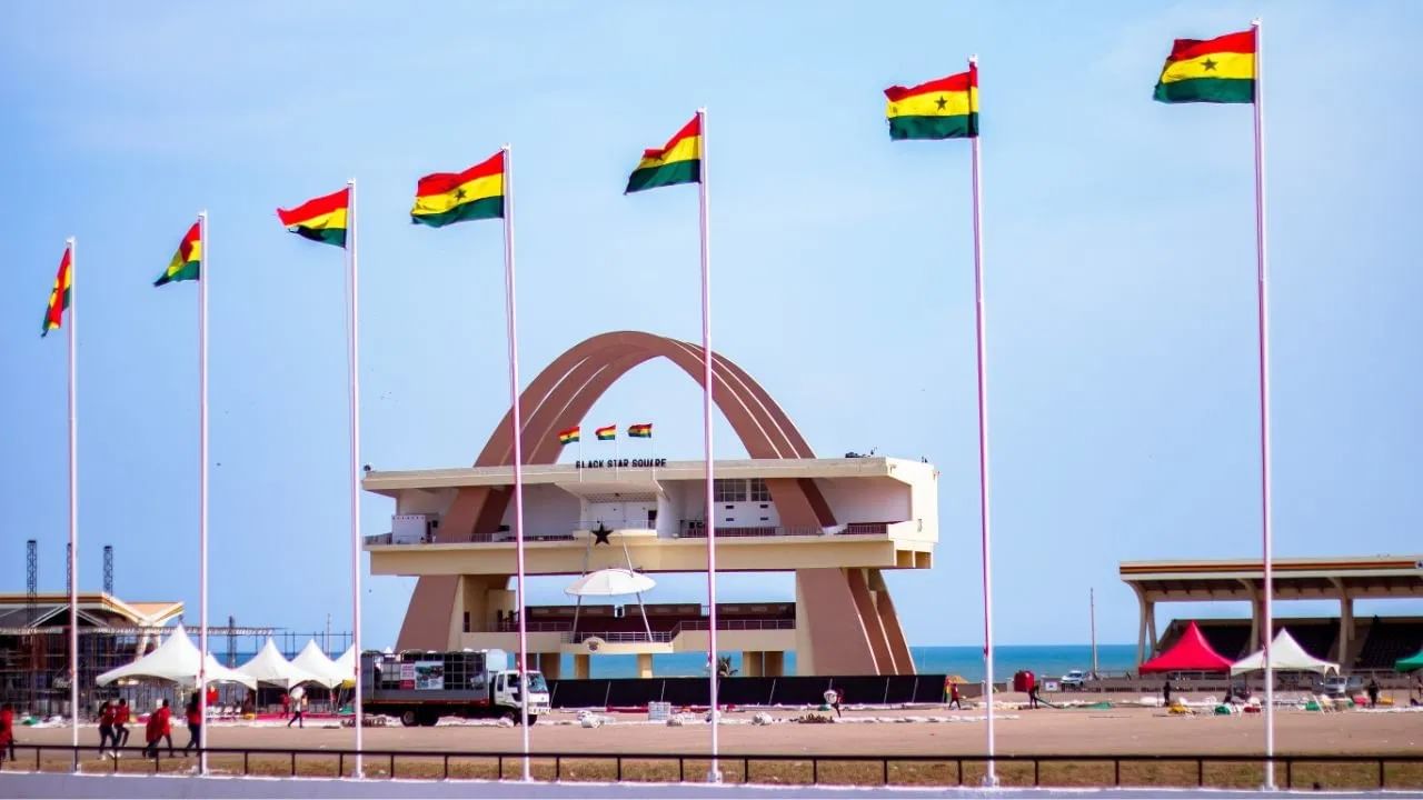 सोन्याचे घबाड दडलेल्या या देशाचे नाव घाना असे आहे. हा देश पृथ्वीचा मध्यबिंदू म्हणून ओळखला जातो. घाना हा देश जगाच्या अगदी मधोमध आहे, असे म्हटलं जातं.