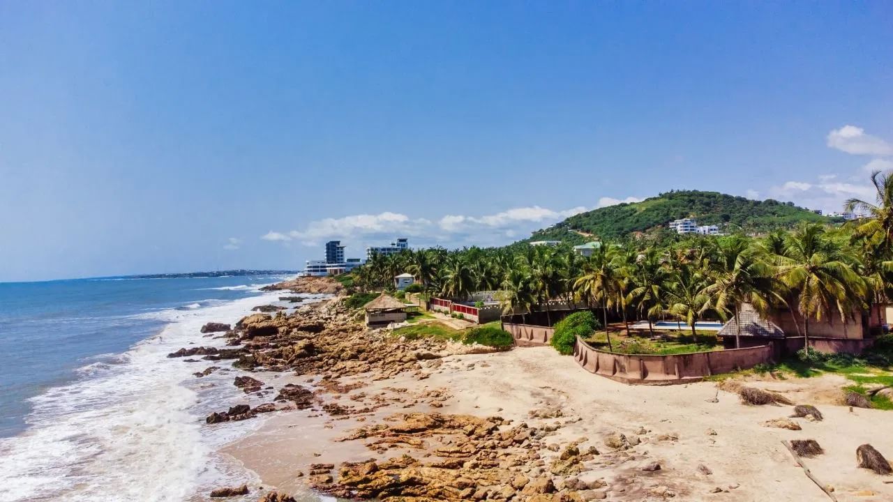 घाना हा देश केवळ भौगोलिक स्थानामुळेच नव्हे, तर त्याच्या समृद्ध सांस्कृतिक वारसा आणि निसर्ग संपत्तीसाठीही ओळखला जातो.