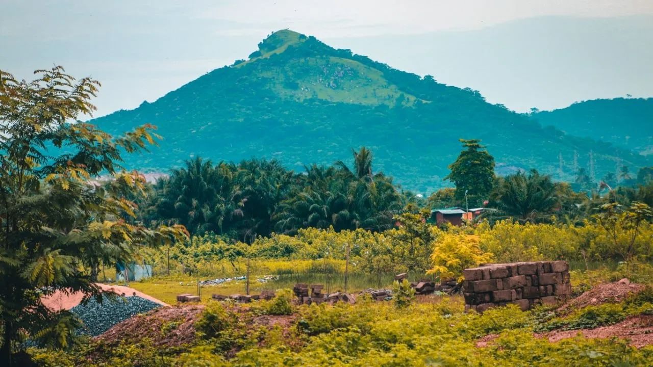 घाना हा पश्चिम आफ्रिकेतील एक महत्त्वाचा देश आहे. तो अटलांटिक महासागराच्या किनाऱ्यावर स्थित असून, भौगोलिकदृष्ट्या पृथ्वीच्या मध्यवर्ती भागाच्या अगदी जवळ आहे.