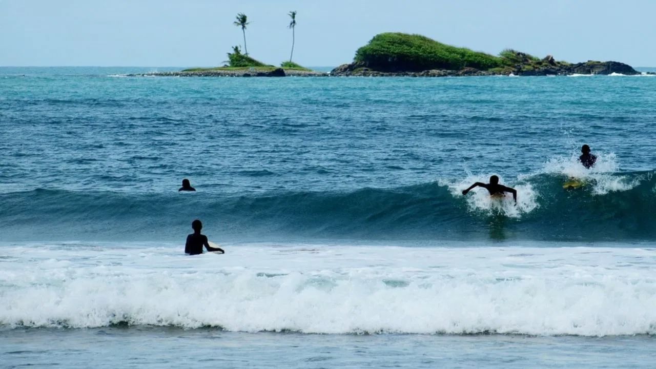 हा देश सोन्याच्या खाणींसाठी जगभरात प्रसिद्ध आहे, ज्यामुळे या देशाला 'गोल्ड कोस्ट' असेही म्हटले जाते.