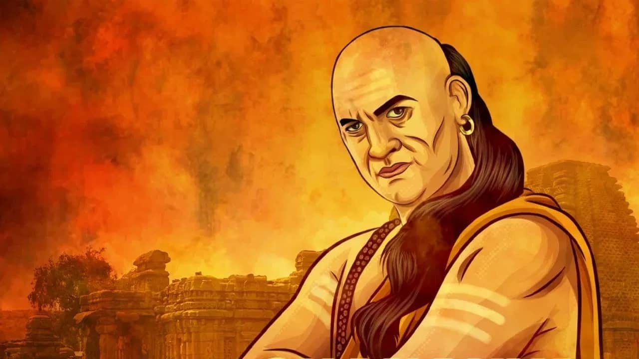 Chanakya Niti : या तीन गोष्टी तुम्हाला कधीच सुखानं जगू देणार नाहीत, चाणक्य काय म्हणतात?