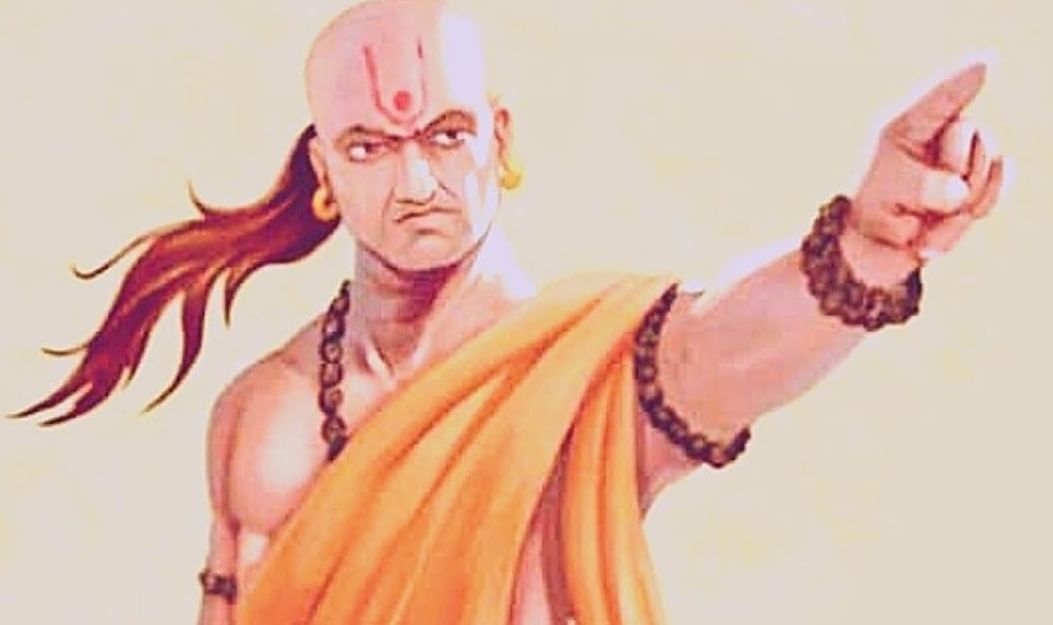  Chanakya Niti: तुमच्या योजना गुप्त ठेवा - चाणक्य म्हणतात की जर तुमचे लक्ष्य आणि भविष्यातील योजना प्रत्येकाला सांगू नका. जर तुमचे खाजगी बाब लोकांना कळली तर शत्रू त्याचा गैरफायदा घेऊ शकतात. त्यामुळे या रहस्यांना स्वतजवळच ठेवा 