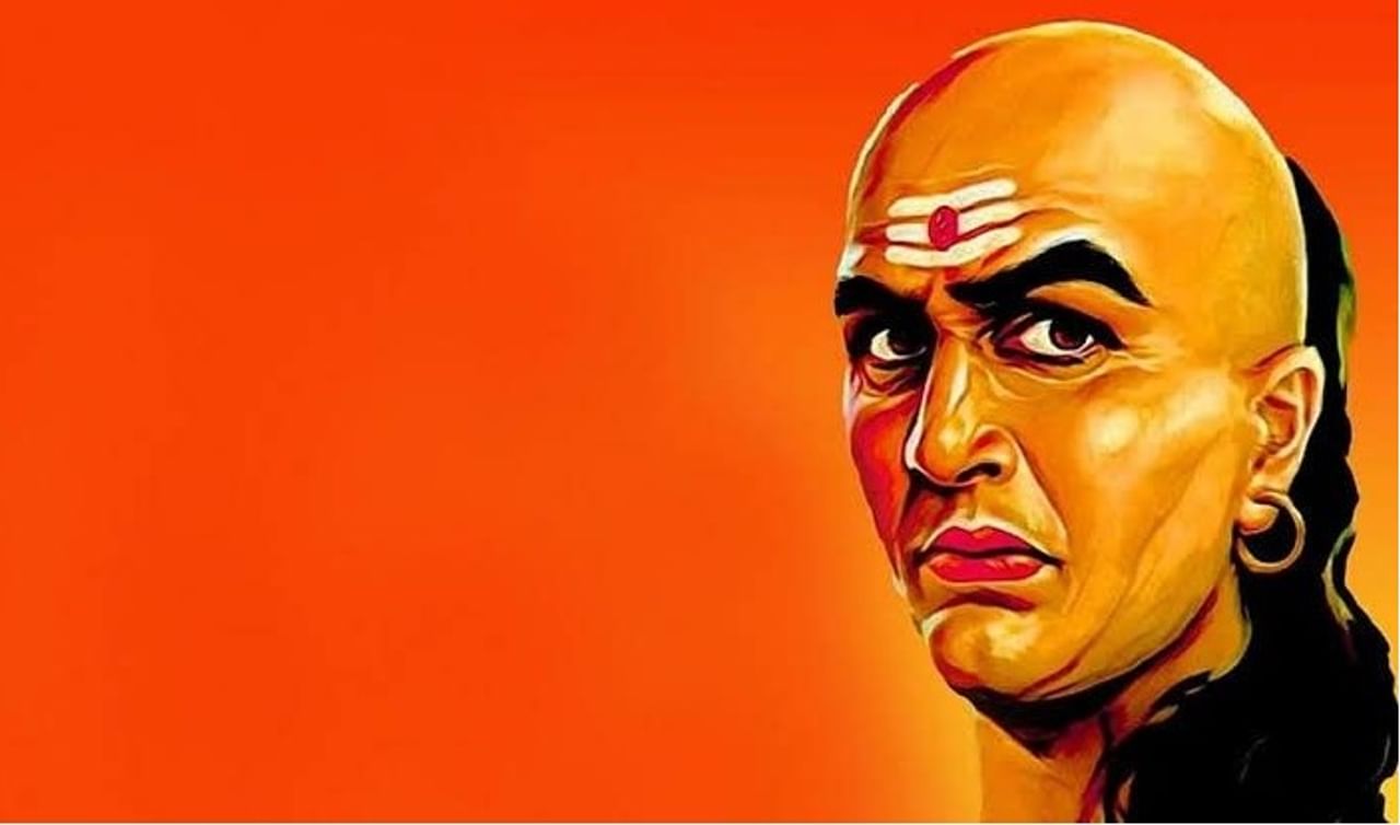Chanakya Niti: वेळेचा योग्य उपयोग करणे - चाणक्य म्हणतात वेळ हे सर्वात मोठी धनदौलत आहे.जे वेळीची किंमत जाणतात तेच जीवनात पुढे जातात. वेळेवर काम केल्याने मोठी लक्ष्यही सहज पूर्ण होता. त्यामुळे वेळ वाया घालवणे फार मोठे नुकसान ठरु शकते. 