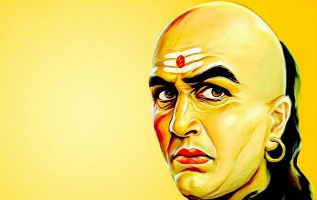 Chanakya Niti: योग्य वेळी योग्य निर्णय घ्या - जीवनात काही वेळा पटकन निर्णय घेणे गरजेचे असते. चाणक्य म्हणतात की जो व्यक्ती परिस्थिती पाहून योग्य निर्णय घेतो तो नेहमी यशस्वी होतो. घाबरणे किंवा कचखाऊपणाने चांगल्या संधी हातून जातात. मग पश्चातापाशिवाय काही हाती उरत नाही. 