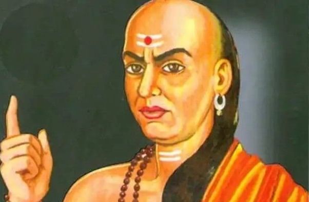 Chanakya Niti: चांगल्या लोकांची संगत - चाणक्य म्हणतात जशी संगत मिळेल तसेच आपले जीवन बनते. जर तुम्ही समझदार आणि चांगल्या लोकांशी मैत्री केली तर ते तुम्हाला योग्य मार्गदर्शन करतीत. त्यामुळे वाईट संगीतीपासून नेहमीच दूर राहीले पाहीजेत. 