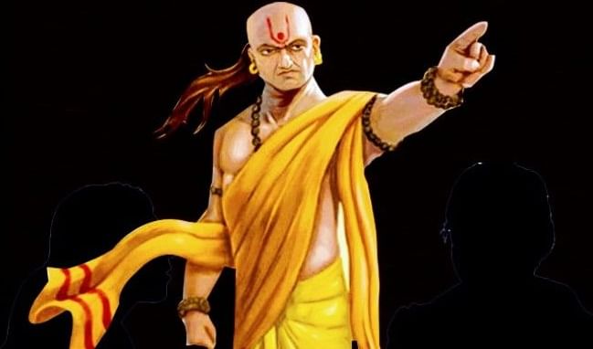  Chanakya Niti: ज्ञान हीच सर्वात मोठी संपत्ती आहे - ज्ञान हे पैशांपेक्षा महत्वाचे आणि मोठे असते. जर तुमच्याकडे ज्ञान असेल तर तुम्ही प्रत्येक संकटातून पार सहीसलामत पुढे जाऊ शकता. ज्ञानामुळे नवीन संधी मिळतात. योग्य निर्णय घेऊ शकता. म्हणूनच नेहमी नवीन गोष्टी शिकत राहीले पाहीजे.