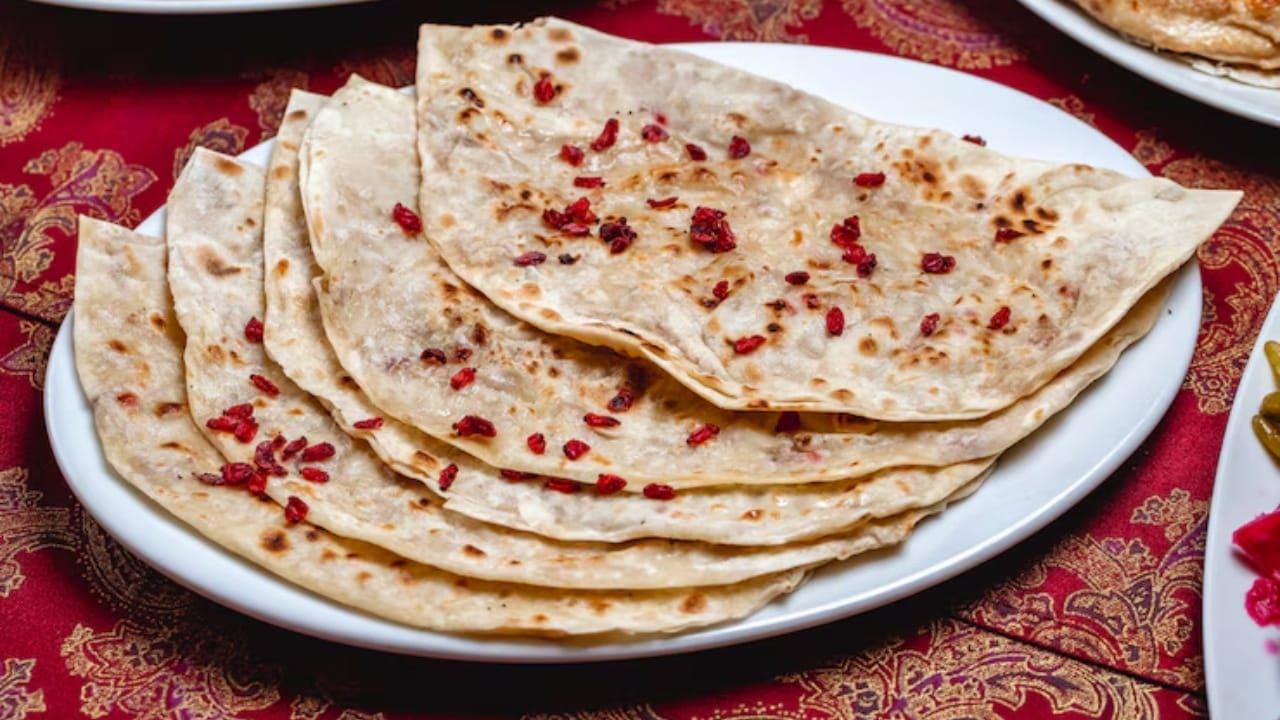 वैज्ञानिक दृष्टिकोनातून एकाच वेळी जास्त अन्न खाणे आरोग्यासाठी चांगले नसते. त्यामुळे थोडे-थोडे अन्न खाण्याचा सल्ला दिला जातो. विज्ञानानुसार, एखाद्या सर्वसामान्य व्यक्तीसाठी एक वाटी आमटी, एक वाटी भाजी, ५० ग्रॅम भात आणि दोन चपात्या इतका आहार पुरेसा असतो.