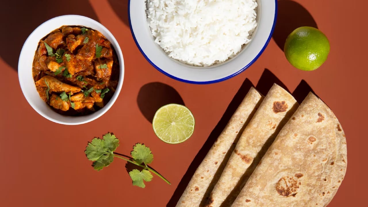 काही मान्यतेनुसार, जर एखादी व्यक्ती एकाच वेळी 3 चपात्या घेऊन जेवत असेल, तर त्याच्या मनात दुसऱ्यांसोबत वाद-विवाद करण्याची भावना उत्पन्न होते असे मानले जाते.