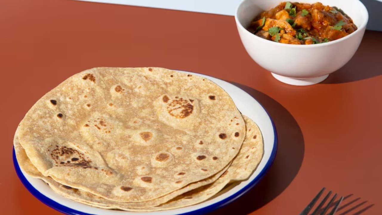 हिंदू धर्मात 3 हा अंक अशुभ मानला जातो. अनेक पूजा-विधींमध्ये 3 हा आकडा टाळला जातो. त्यामुळे ताटात कधीही तीन चपात्या, भाकऱ्या वाढू नये असे सांगितले जाते.