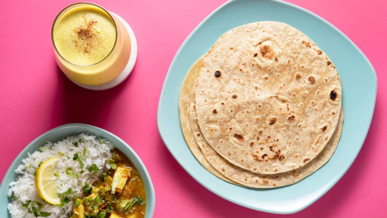 हिंदू धर्मात जेवताना अनेक नियमांचे पालन केले जाते. त्यातील एक नियम म्हणजे एकावेळी ताटात 3 चपात्या न वाढणे. यामागे धार्मिक आणि वैज्ञानिक अशी दोन्हीही कारणं आहेत.