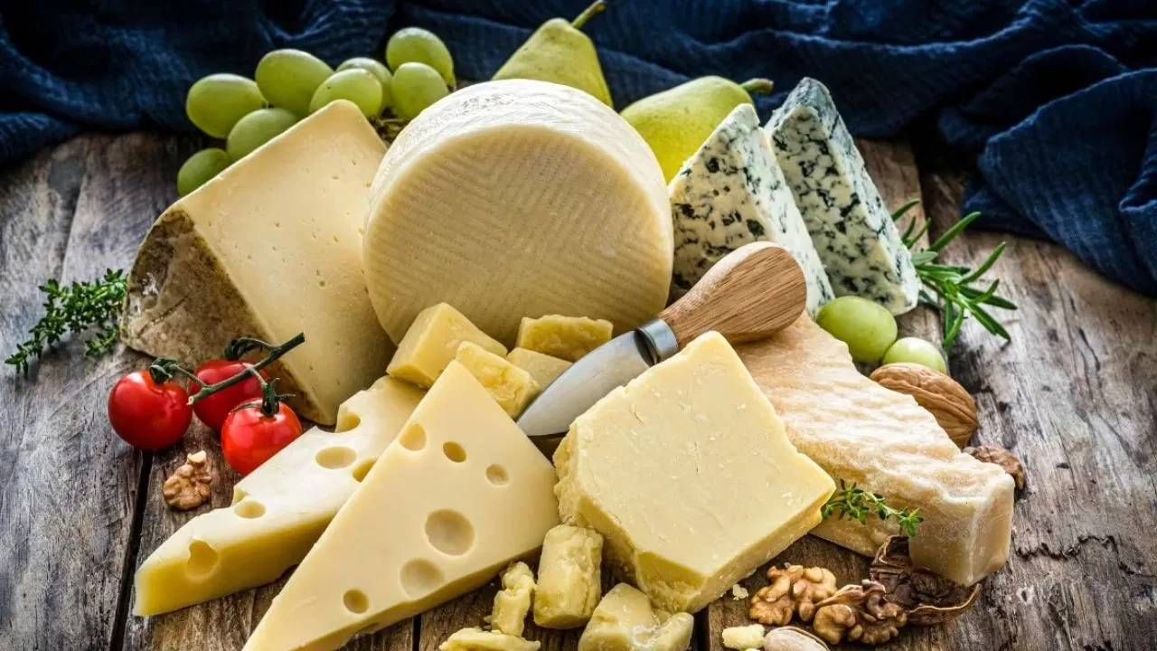 हार्ड चीज फ्रीजरमध्ये साठवता येतात. पण ब्री, कॅमेम्बर्ट किंवा क्रिमी चीज सारख्या मऊ चीजमध्ये चरबी आणि पाण्याचे प्रमाण जास्त असते. यामुळे फ्रीजरमध्ये ठेवल्यावर ते वेगळे होऊ शकतात. चीज वितळत असताना ते पातळ होते. त्यामुळे ते फ्रीजमध्ये ठेवणे चांगले.