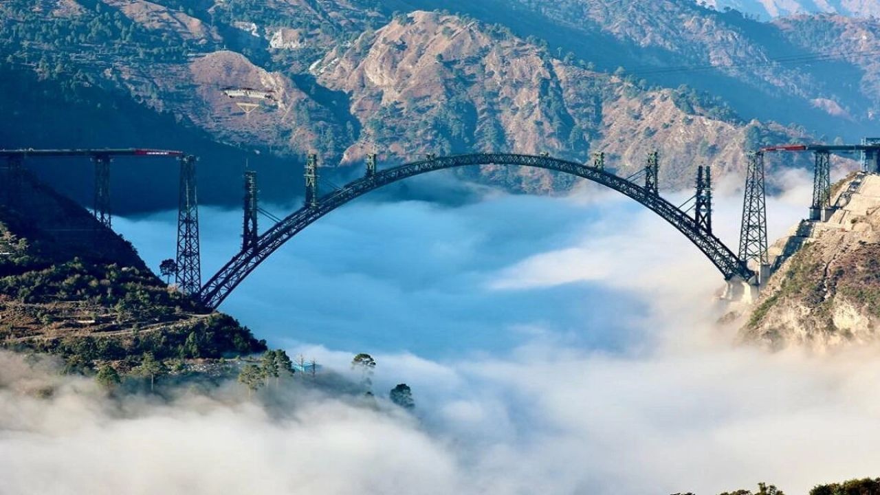 चिनाब रेल्वे ब्रिज 1,315 मीटर लांब आहे. जगातील सर्वात उंच हा पूल आहे. त्याची उंची 359 मीटर आहे. या पुलाच्या निर्मितीसाठी 1486 कोटी रुपये खर्च आला आहे. तसेच आठ रिश्टल स्केलपर्यंतचा भूकंप सहन करण्याची क्षमताही त्याची आहे.