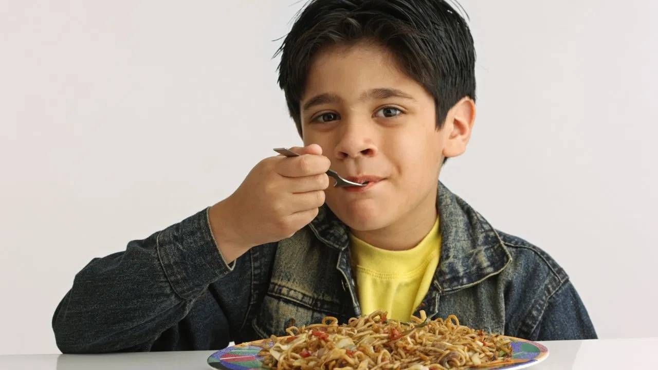 मुलांची जंकफूड खाण्याची सवय मोडण्यासाठी 'या' सोप्या मार्गाचा करा अवलंब