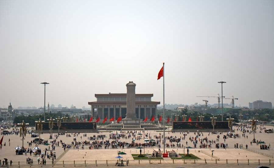 चीन - चीन मृत्युदंडाच्या शिक्षेच्या वापरात चीन हा जगातील आघाडीचा देश आहे . २०१५ मध्ये २४ हिंसक गुन्हे आणि २२ अहिंसक गुन्हे (गैरव्यवहार आणि लाचखोरीसह) प्रकरणात तब्बल २,४०० लोकांना मृत्युदंड देण्यात आला. येथे बहुतेक मृत्युदंड गोळीबार किंवा प्राणघातक इंजेक्शनने दिले जातात.चीनमध्ये मीडिया आणि इंटरनेटवर देखील सरकारचे नियंत्रित आहे. वेळोवेळी गुगल, फेसबुक आणि यूट्यूबसह अनेक वेबसाईट ब्लॉक केल्या जातात. सरकारविरोधी प्रचाराचा शोध घेतला जातो आणि जबाबदार असलेल्यांना शांत केले जाते. इंटरनेट सेन्सॉरशिपसह आणि विविध प्रकारच्या शिक्षांना मृत्यूदंड आहे.इतिहास आणि संस्कृतीचे विकृतीकरण रोखण्यासाठी चित्रपट आणि टीव्ही शोमध्ये केवळ प्रवासाला प्रोत्साहन देणे, रस्त्यांवर भटक्या कुत्र्यांची संख्या कमी करण्यासाठी एकापेक्षा जास्त कुत्रे बाळगण्याला मनाई आहे.