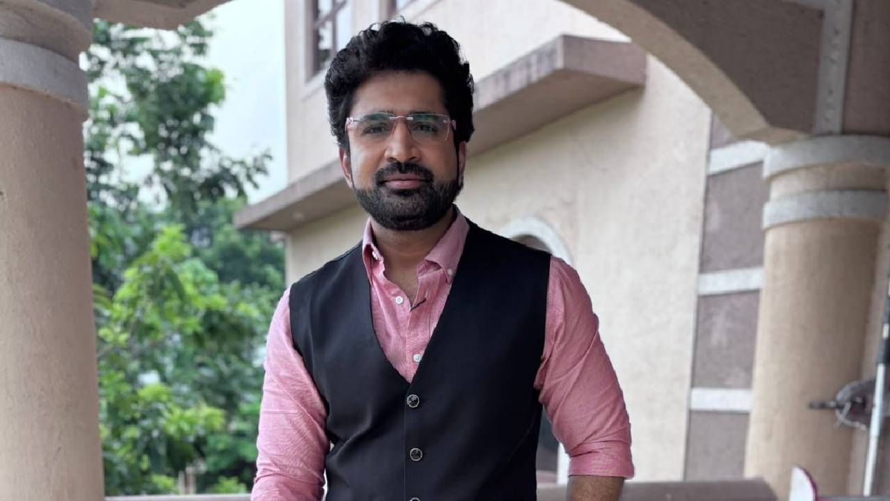 स्टार प्रवाहच्या 'स्वप्नांच्या पलिकडले' मालिकेमुळे चिन्मय घराघरात पोहोचला. जवळपास 11 वर्षांनंतर चिन्मय स्टार प्रवाहच्या मालिकेतून भेटीला येणार आहे. या भूमिकेविषयी सांगताना चिन्मय म्हणाला, "स्टार प्रवाह वाहिनीमुळे मला नवी ओळख मिळाली आणि पुन्हा एकदा एका नव्या व्यक्तिरेखेच्या माध्यमातून प्रेक्षकांना भेटण्याची संधी मिळणार आहे." 
