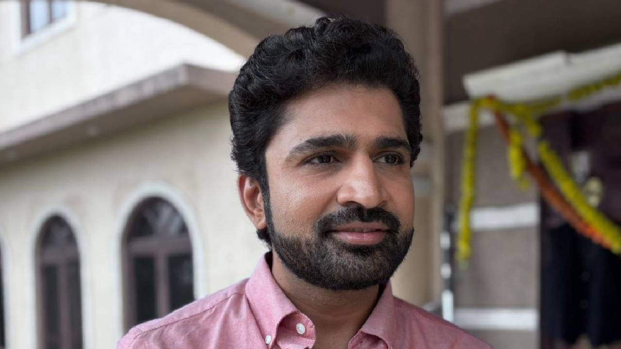 "या भूमिकेसाठी जेव्हा विचारणा झाली तेव्हा ऐकता क्षणीच ती मला आवडली आणि मी लगेच होकार दिला. अशा पद्धतीची भूमिका मी पहिल्यांदा साकारतोय. डॉ. संकर्षण हा स्वभावाने गंभीर आणि कमी व्यक्त होणारा आहे. अत्यंत शिस्तबद्ध आयुष्य जगणारा. आपण भलं आणि आपलं काम भलं या मताचा," असं त्याने सांगितलं.  
