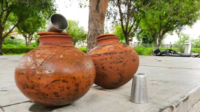 फ्रिजचं पाणी विसरून जाल; माठाच्या पाण्याचे हे आरोग्यदायी 5 फायदे